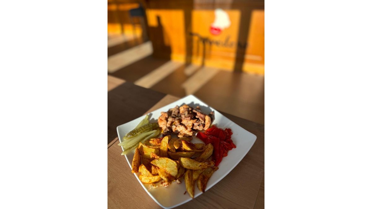 Tigaie de porc picantă cu garnitură de cartofi prăjiți