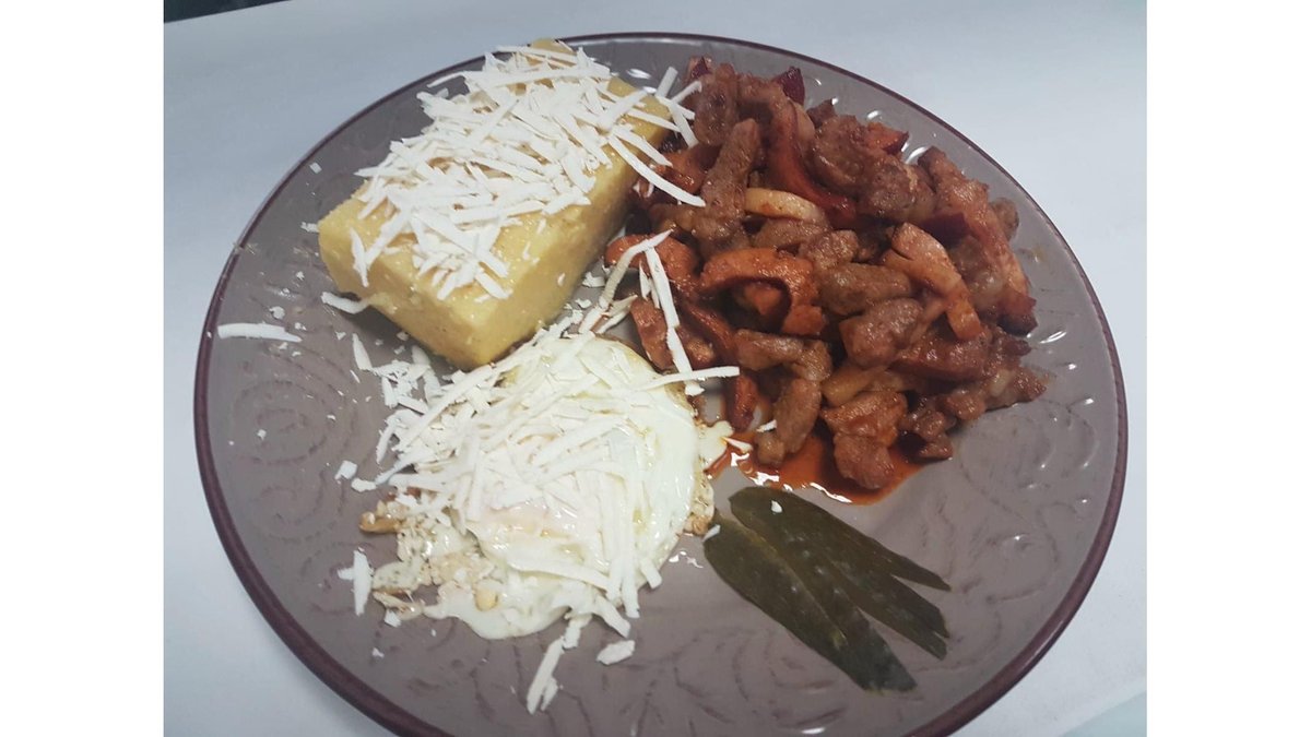 Tochitură de porc cu mămăliguță