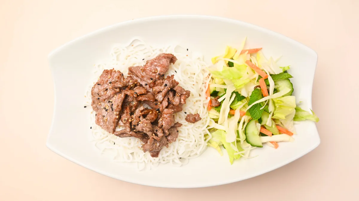 Viet 1. Bun Tron (Reisnudel-Bowl)