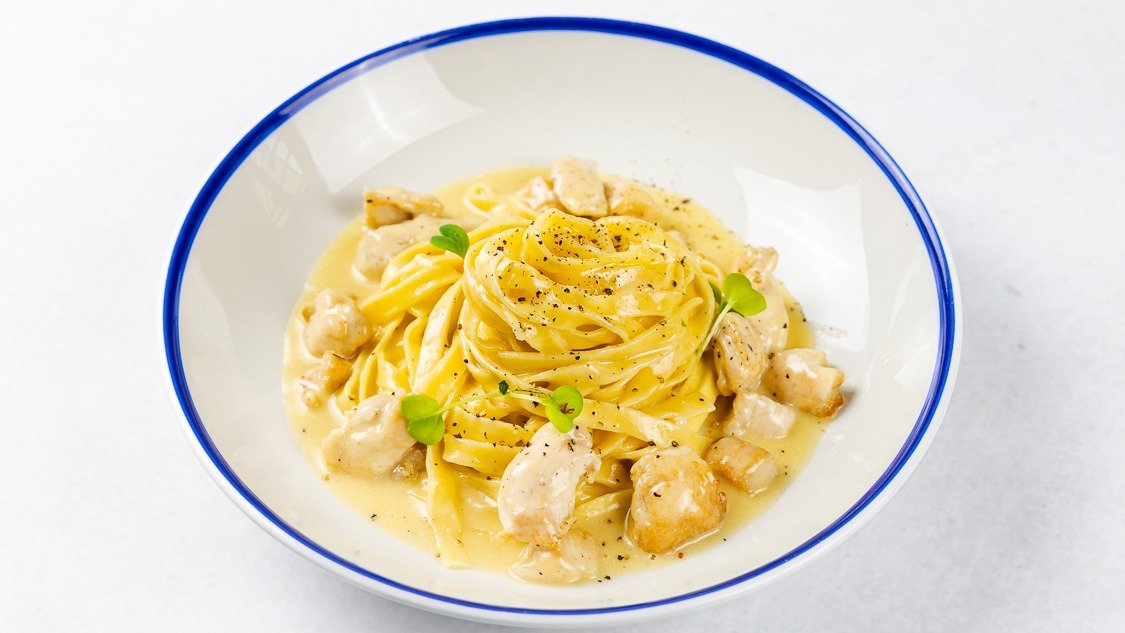 Tagliatelle Alfredo con Pollo