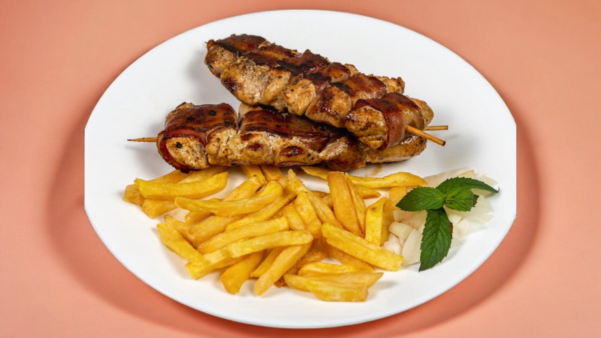 Pileći ražnjići u slanini