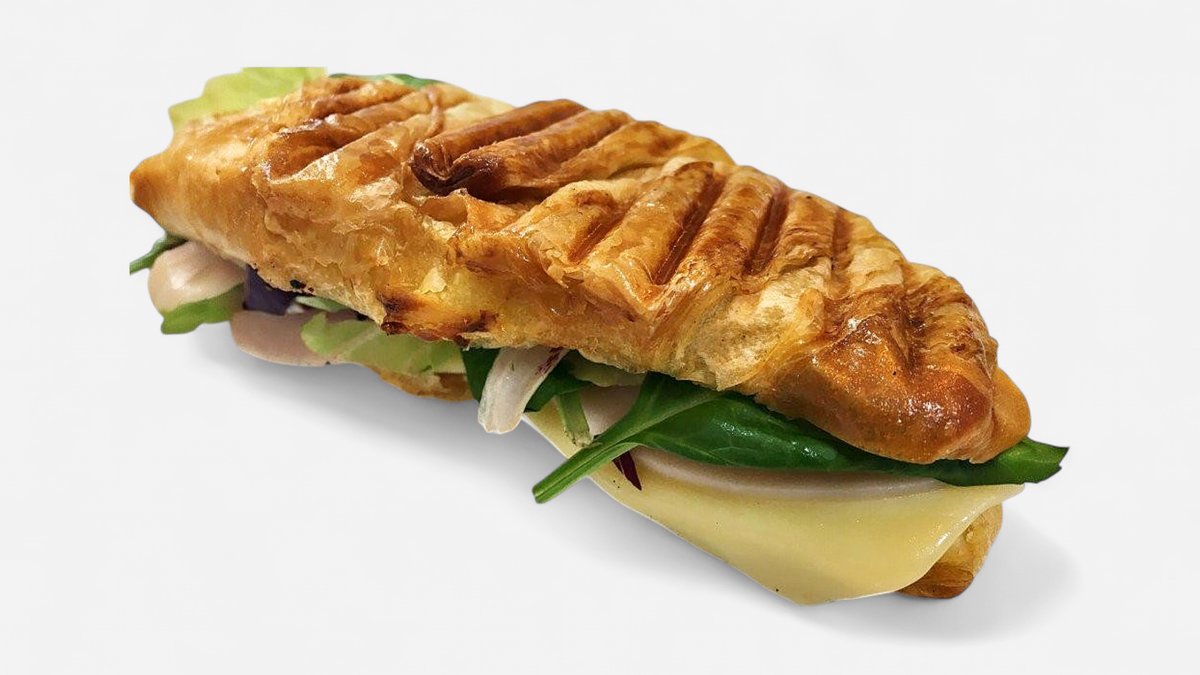 Croissant cu brânză, șuncă de curcan și pesto