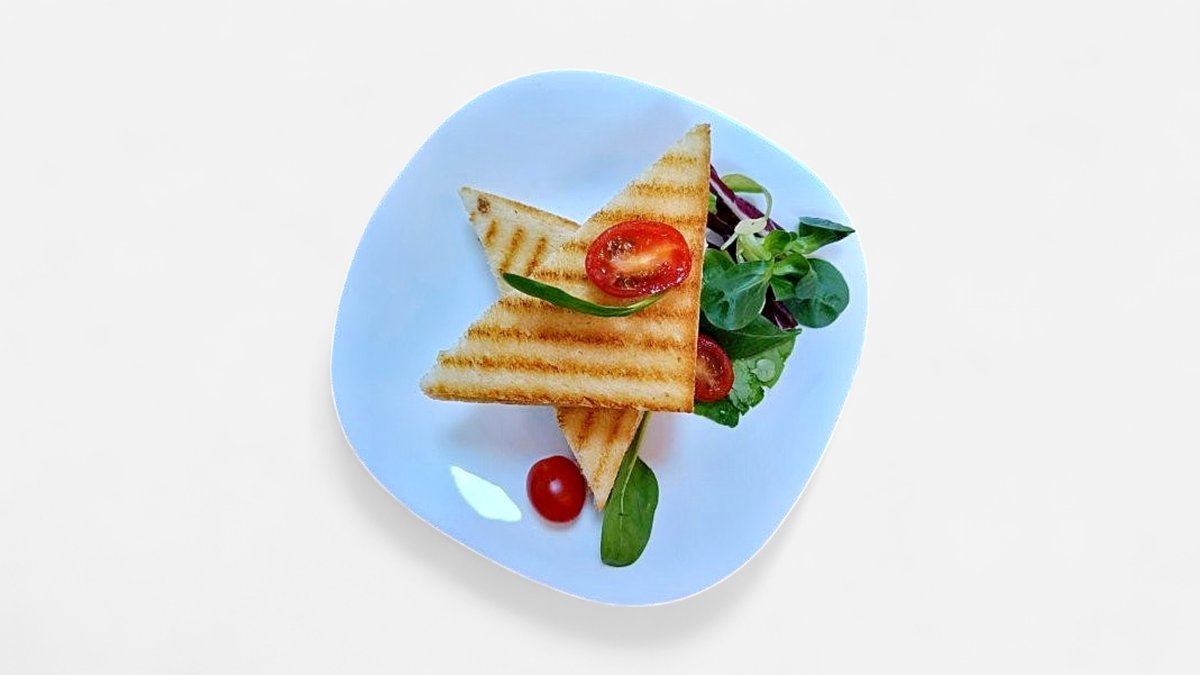 Toast cu brânză de capră, avocado și roșii uscate