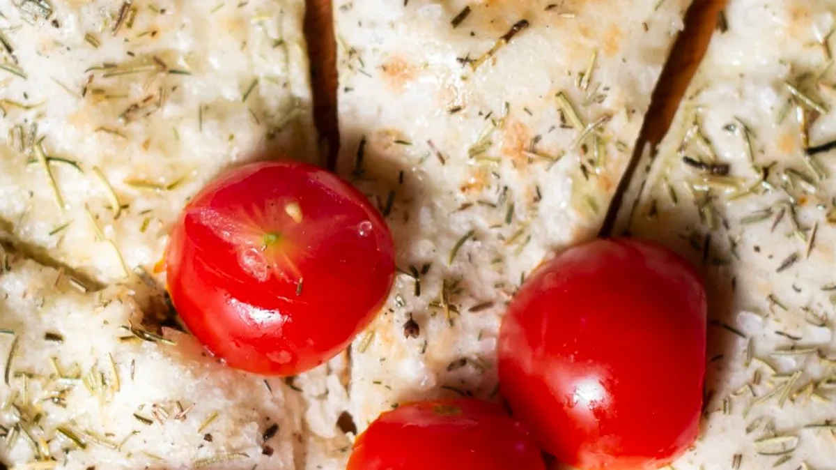 Focaccia rosmarino e pomodorini