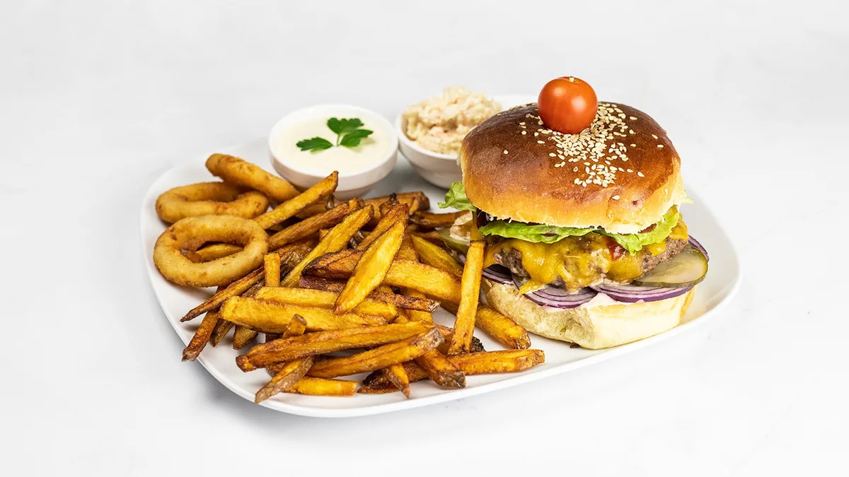 Klasik burger s hranolkami