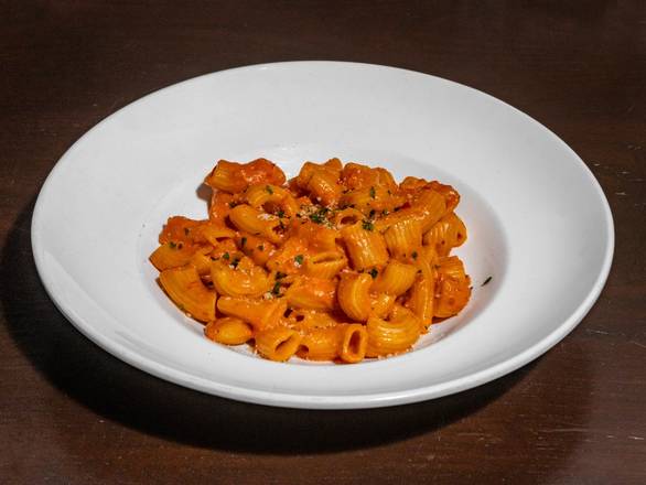 Rigatoni Vodka (L) *