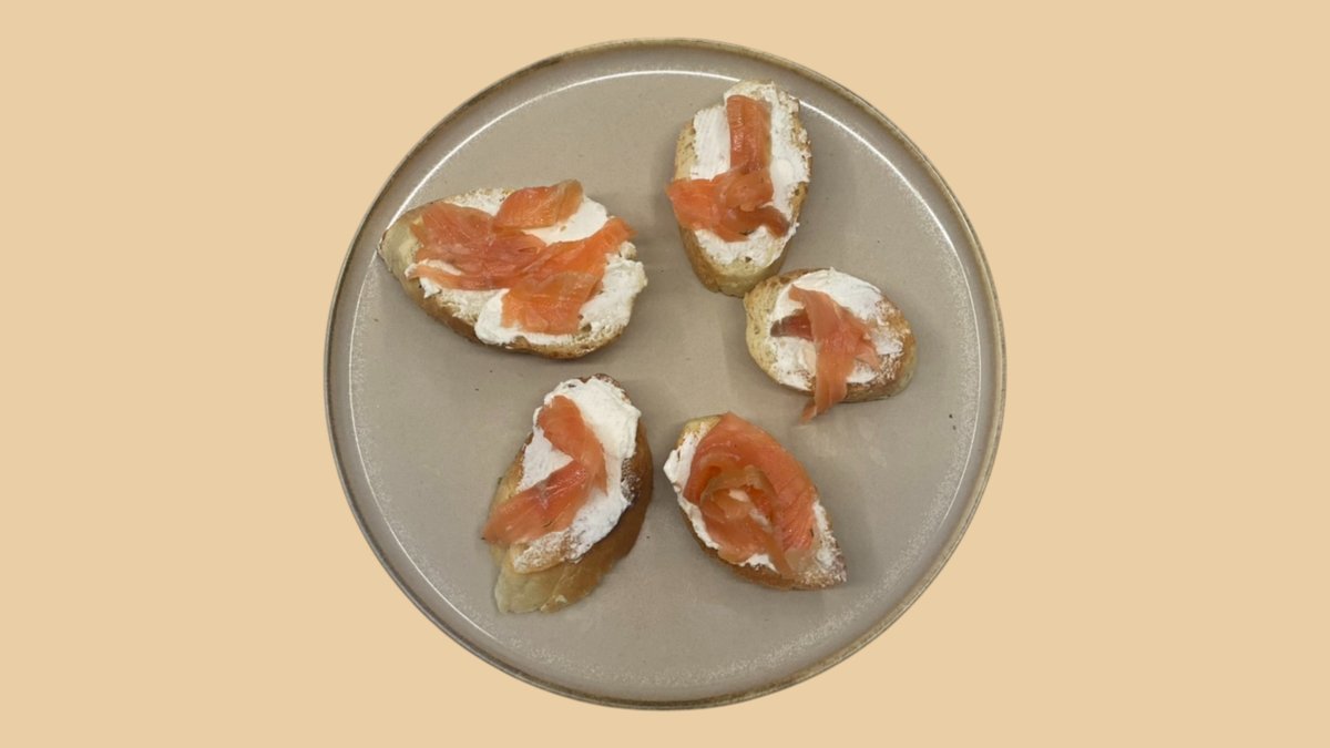 Brusketa me Filadelfia and Salmon
