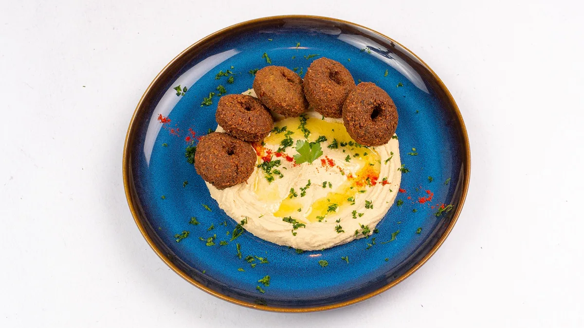 Velký hummus talíř and falafel