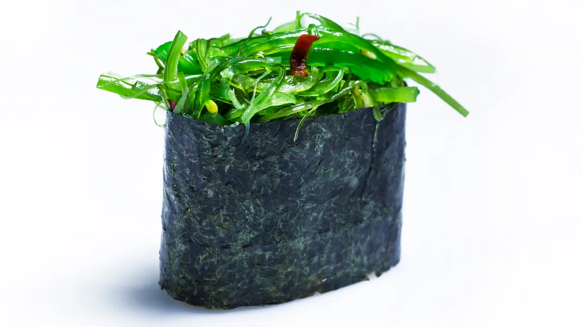 Gunkan z wodorostami wakame