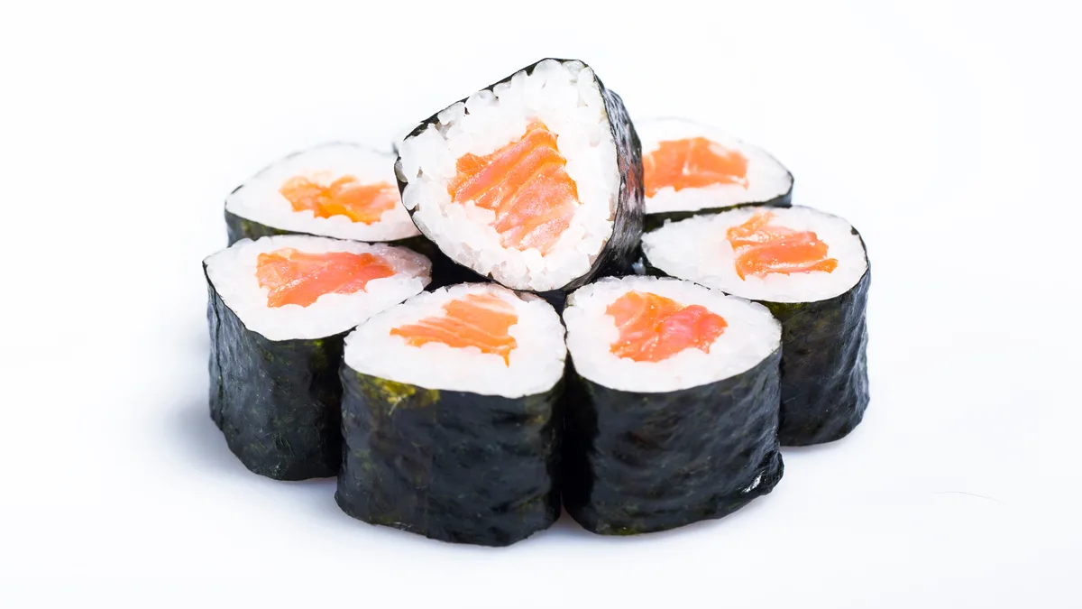 Mini roll z łososiem wędzonym