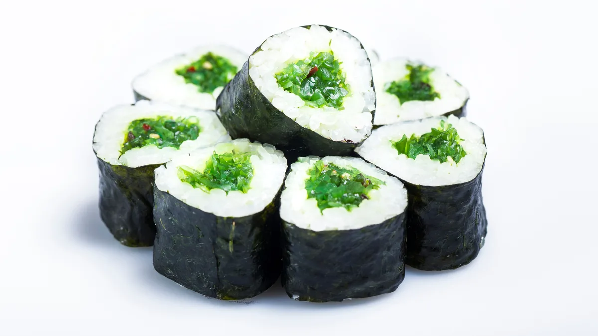 Mini roll z wodorostami wakame