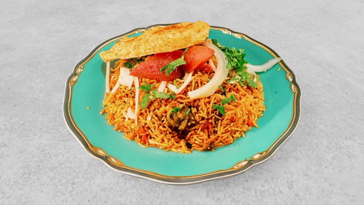 【No1】チキンビリヤニwithライタ（ヨーグルトソース） Chicken Biryani with Raita (Yogurt Sauce)