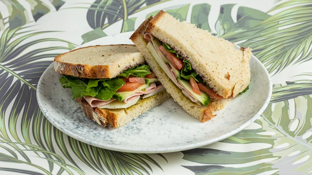 Κρύο Sandwich με Μορταδέλα και Κασέρι