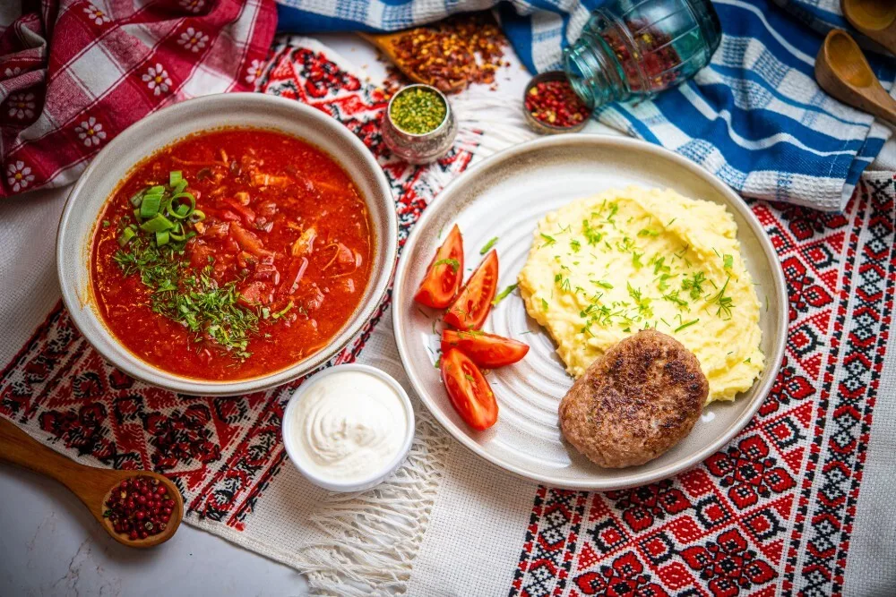 (LP) Punane borš + Kodused lihakotletid garniriga
