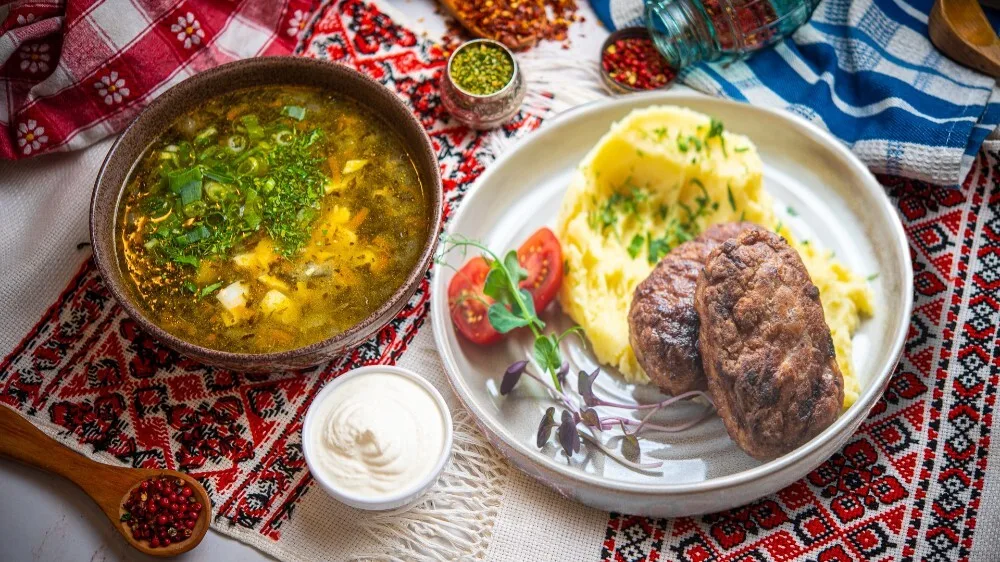 Roheline borš + Kodused lihakotletid garniriga