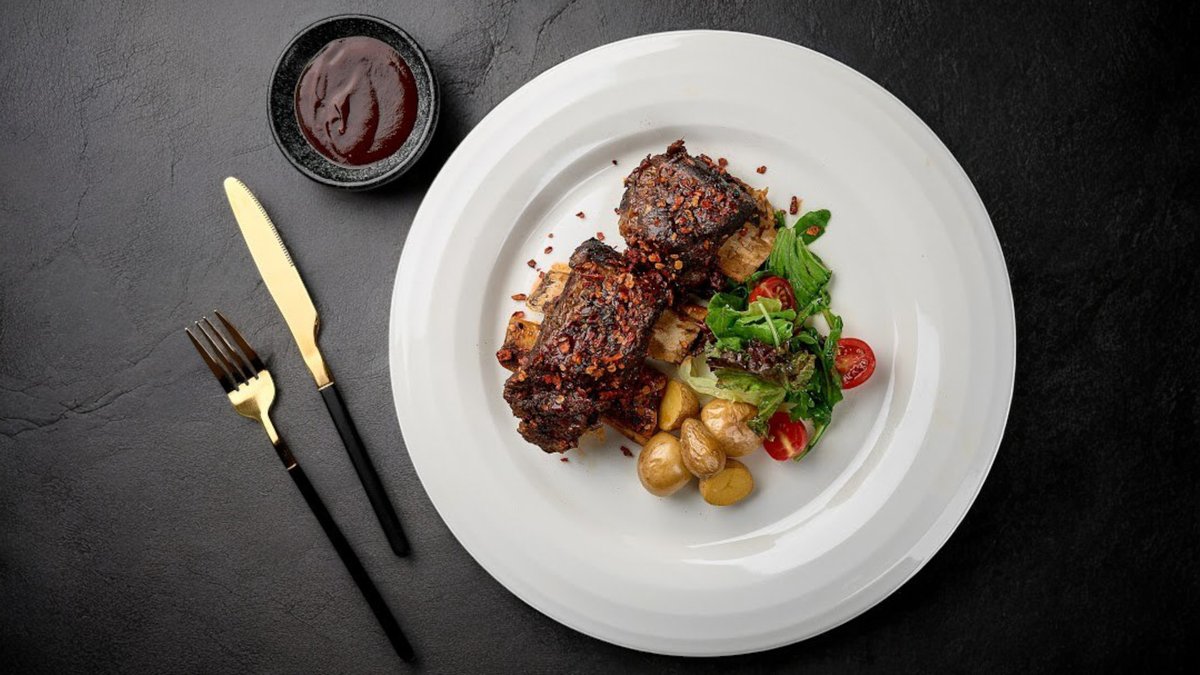 Ребра кальби в соусе BBQ и запеченным картофелем