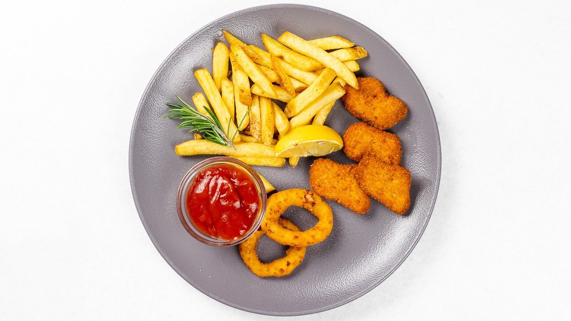 Chicken nuggets s krompirčkom in omakico