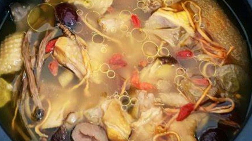 1029 Dinstana piletina u glinenoj posudi