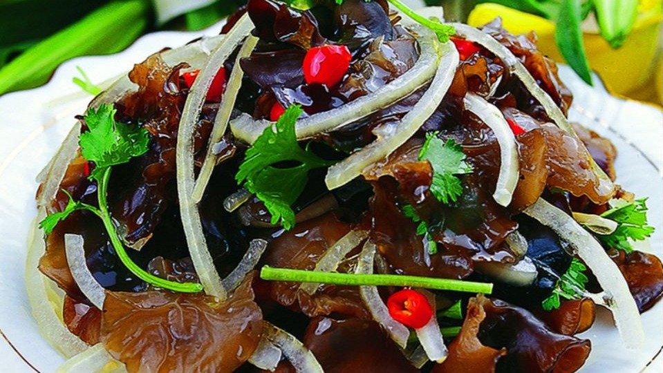 1044 Salata sa crnim lukom i gljivom judino uvo
