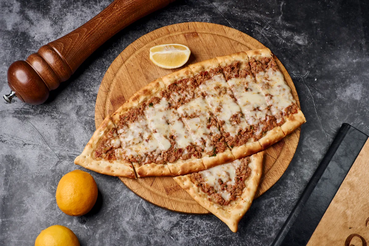 Qiyməli Pendirli Pide