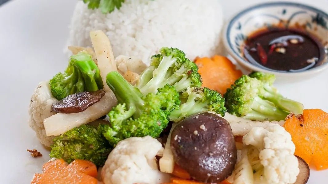 Cơm trắng và rau củ xào
