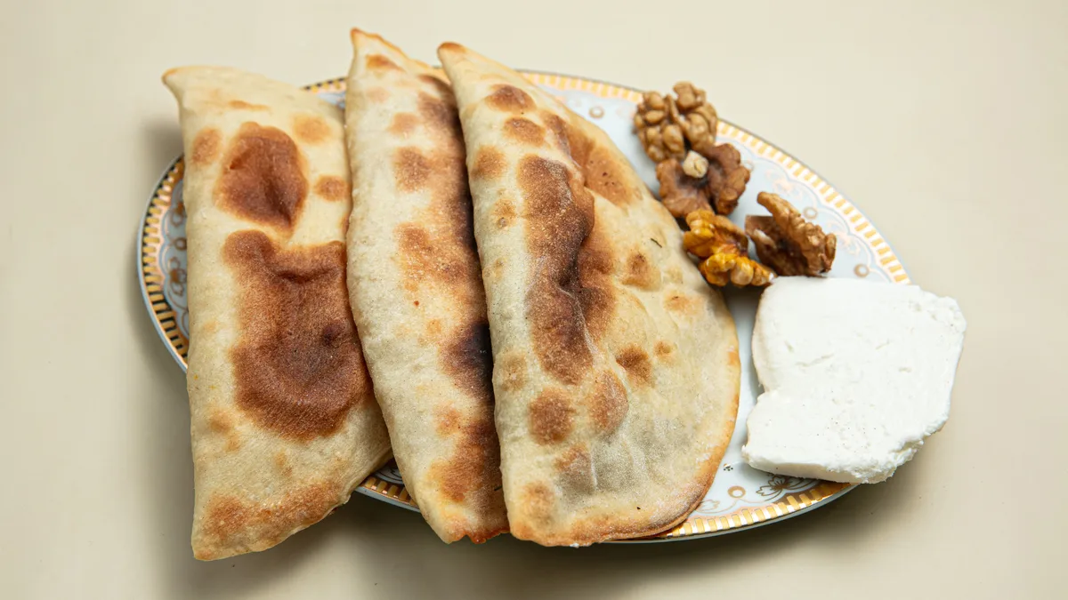 Ağ Pendir və Qoz ilə Corat Qutabı