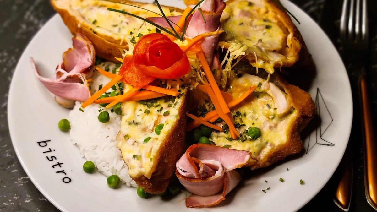 Baconos, snidlinges krémsajtos töltött csirkemell