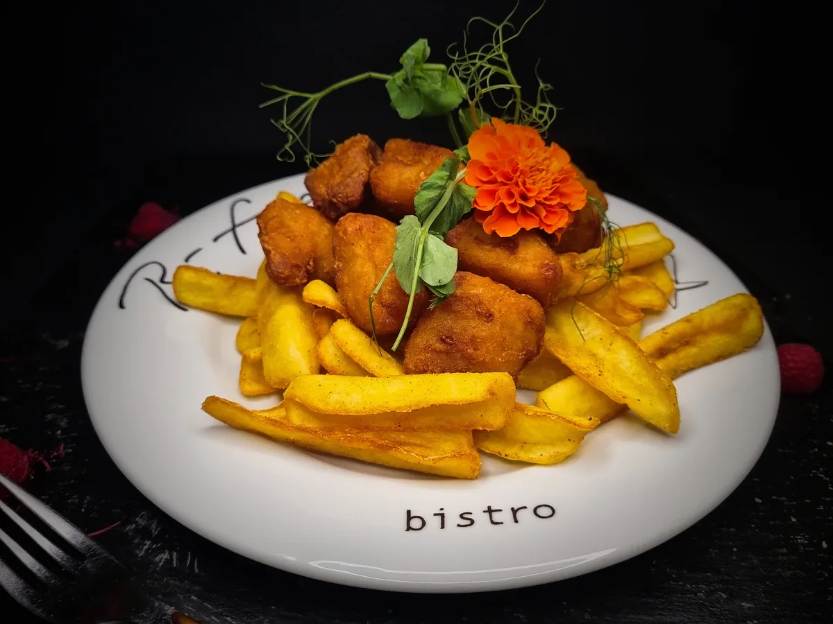 Fisch and  chips csónakburgonyával, kapros-remoulade mártással