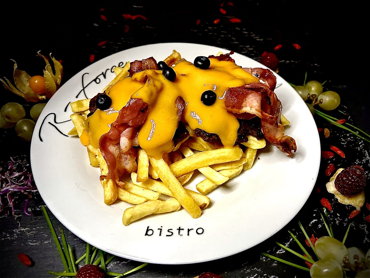 Marhahúspogácsa pirított baconnel, cheddar mártással