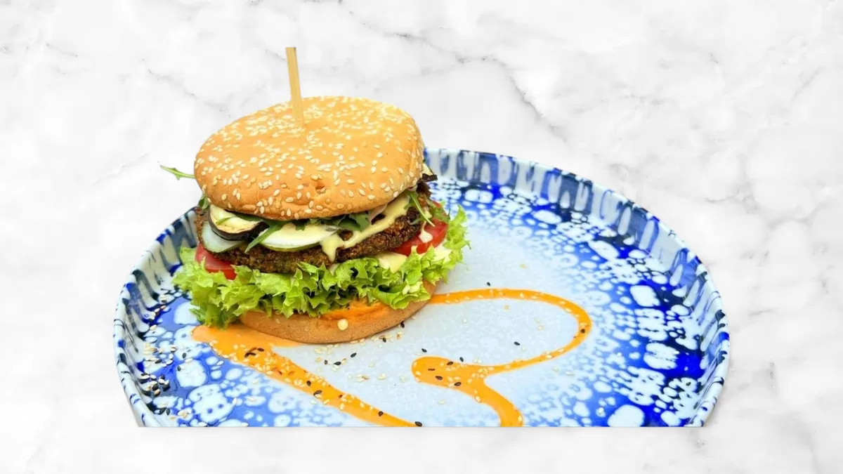 Falafel aioli burger V
