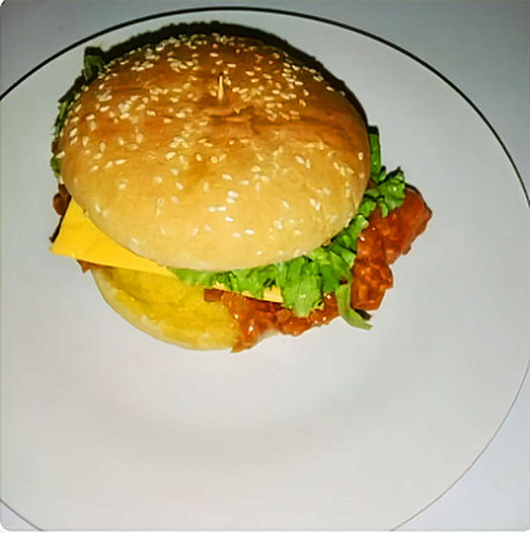 Hamburguesa de Pollo con Salsa Bufalo