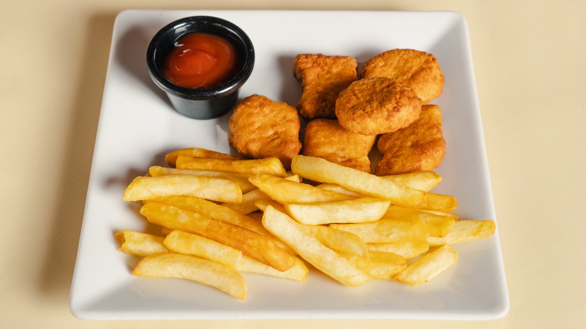 Chicken nuggets with chips