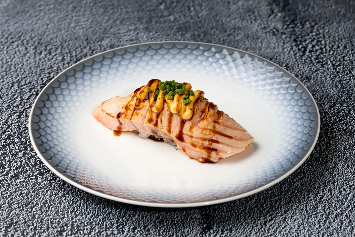 Nigiri Flamberet Laks (4 stk)