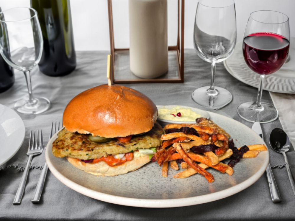 Burger cu cartofi prăjiți sau mix de legume prăjite