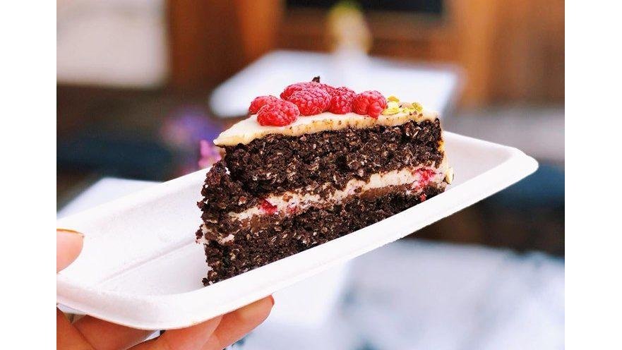 Tort brownie cu vanilie si fructe de sezon