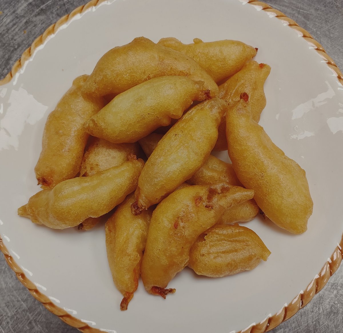 Friteerattuja jättirapuja hapanimeläkastikkeessa (L)