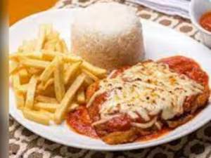 Parmegiana Aos 4 Queijos para 3 Pessoas com Muito Queijo Bem Cap