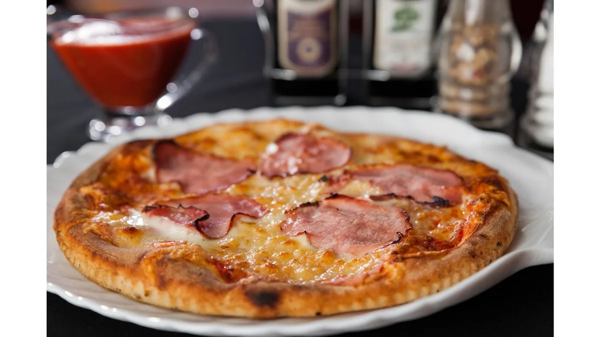 Pizza sa pečenicom - 60cm