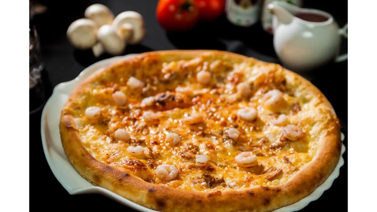 Pizza sa tunjevinom i račićima - 42cm