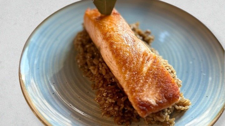 Grilovani stek lososa na začinjenom pirinču sa sojom 500g