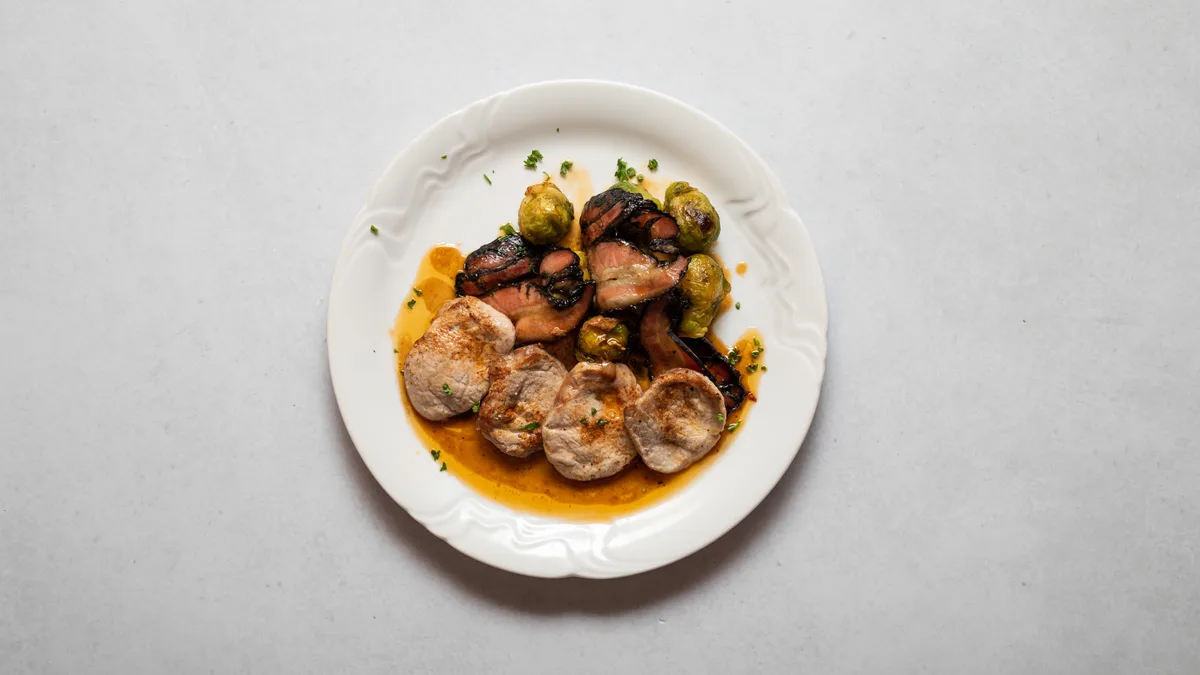 Medailonky  z vepřové panenky se sušenými švestkami a slaninou