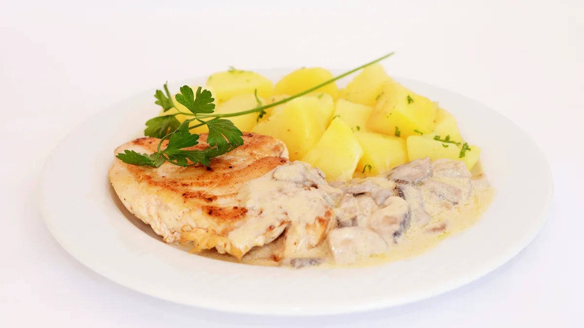 Kurací steak s omáčkou podľa výberu a dusenou ryžou