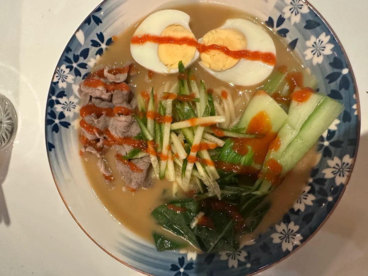 CHIŃSKI RAMEN Z WIEPRZOWINĄ