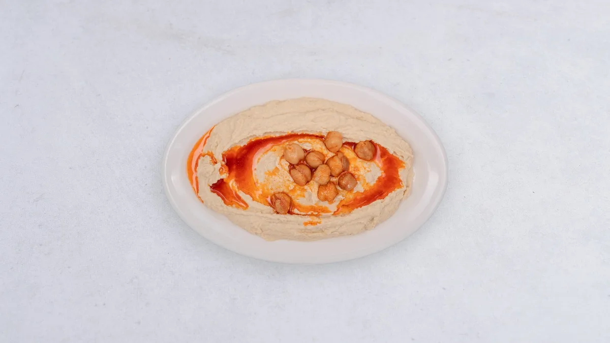 Hummus z dodatkiem świeżego czosnku, sezamu i ziół
