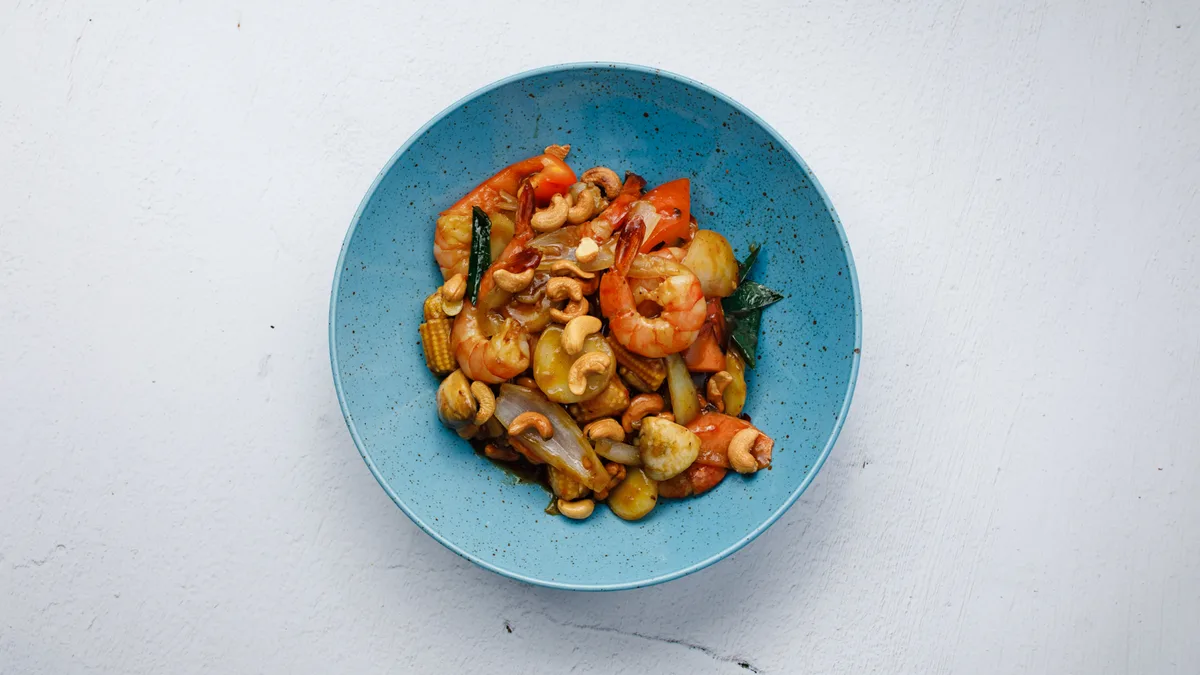 8. Stekta Räkor and Kyckling med Jordnötter and Paprika