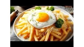 Cartofi prăjiți cu ochiuri şi salată de varză