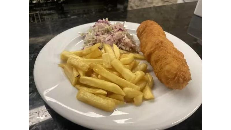Cordon bleu cu cartofi prăjiți și salată de varză
