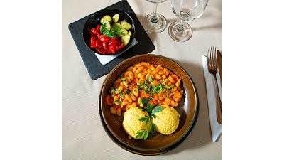 Fasole prăjite cu mămăliguța ai ceapă roșie