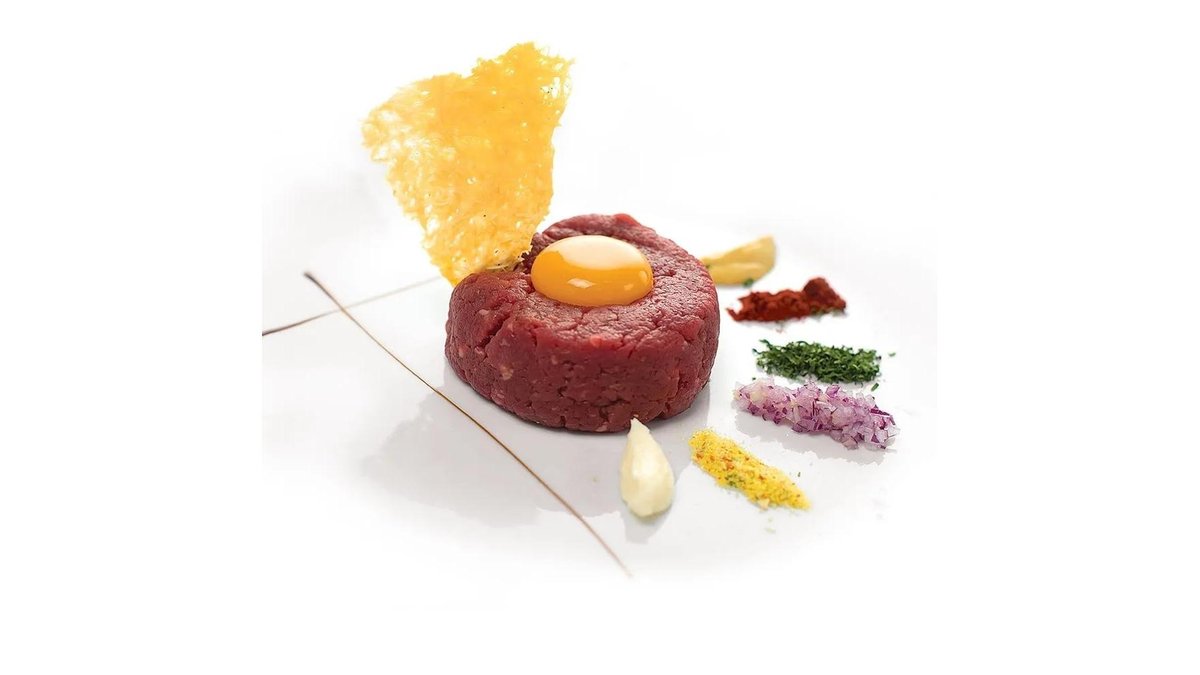 Biftec tartar cu chips de parmesan și capere murate/Steak tartare with parmesan chips and pickled capers