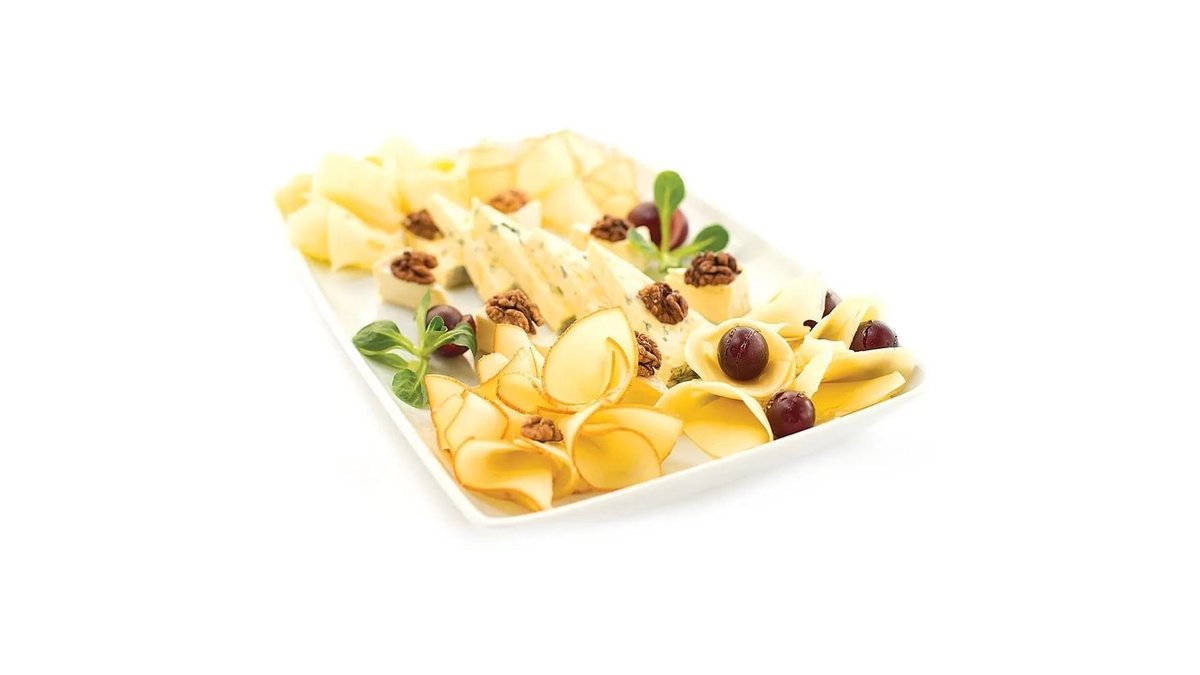 Platou de brânzeturi cu nuci și struguri/Cheese platters with nuts and grapes